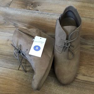 NWT Universal Thread size 8 Taupe Booties
